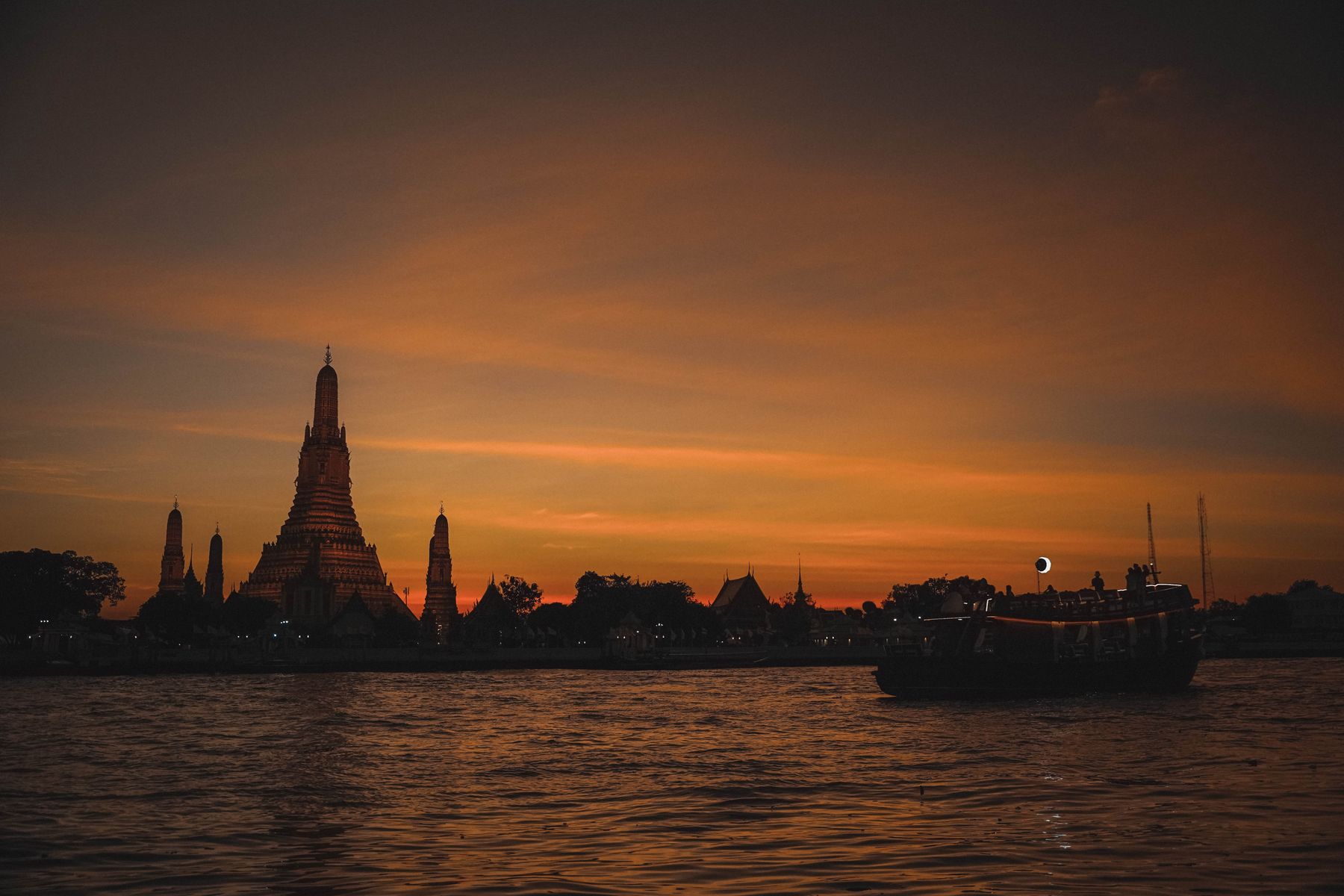 Wat Arun junto al río Chao Phraya al atardecer