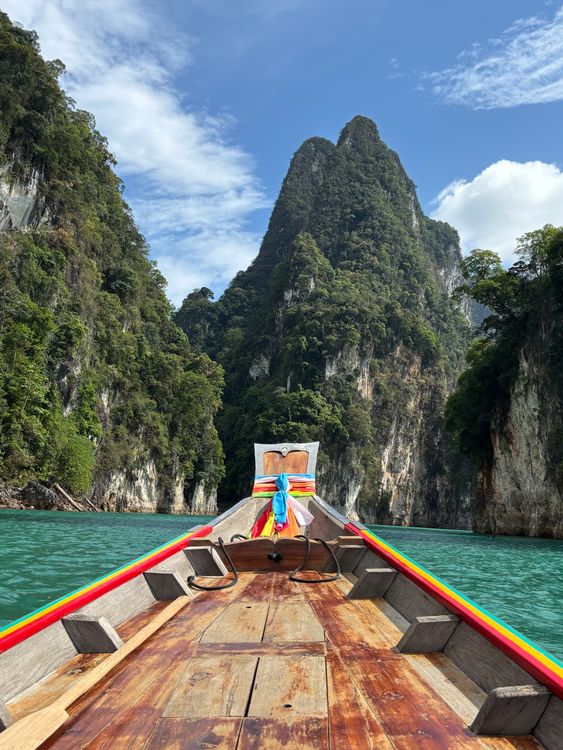 Barca tradicional entre acantilados de Tailandia